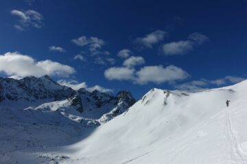 Sullo sfondo il Pic de Neige Cordier, a destra la cime di Pradieu