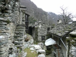 Passeggiando tra le borgate diroccate.