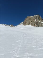 La traccia di salita in parte coperta.