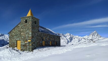 Il Santuario di Clavalité (2510m) con il Cervino. 