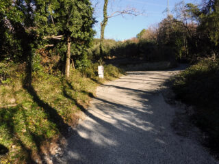 Termine asfalto sul fondo