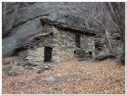 Una bella baita addossata alla parete