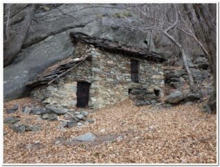 Una bella baita addossata alla parete