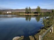 Lago della Gerbola, col Bric Vignadoma sullo sfondo.