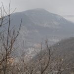 Sulla sinistra la costa di salita con la grande frana di Daglio