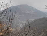 Sulla sinistra la costa di salita con la grande frana di Daglio