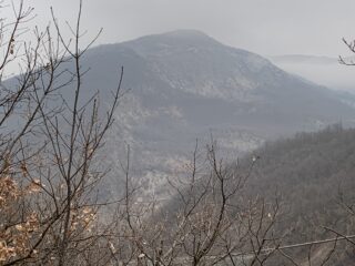 Sulla sinistra la costa di salita con la grande frana di Daglio