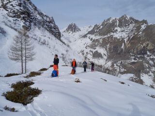 In salita, si vede il versante Tibert quasi senza neve.....