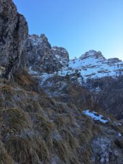 Intravediamo l'uscita del canale Bobbio dal sentiero. Si può notare il larice solitario che ci indica l'accesso al canale Pesciola Meridionale