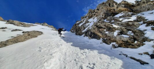 Breve canale stretto sul lato opposto