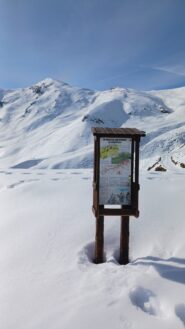 Resti del Forte di San Moritio e sullo sfondo la Punta Curbasiri