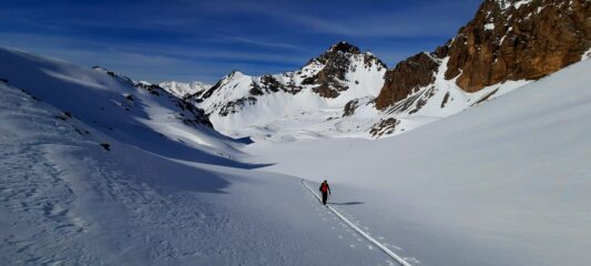 Risalendo la bella valletta appartata tra Peymian e Viraysse