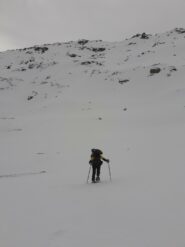 Salendo sulla neve ventata, con il fenomeno del 