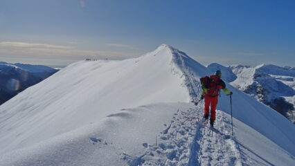 In cresta, verso la seconda croce del M.Misa.