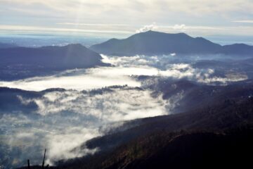 Dalla P.ta dell'Ancoccia i Laghi di Avigliana coperti dalla nebbia.