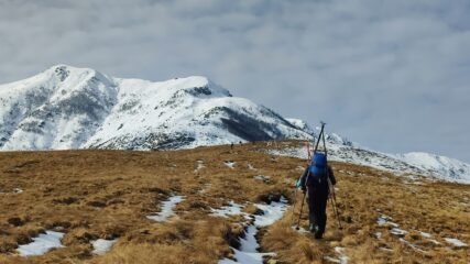 A quota 1300 salendo a piedi e in vista della neve. Sopra, la dorsale che seguiremo