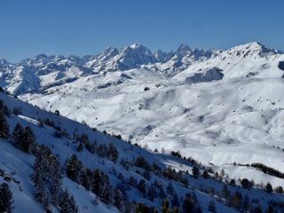 Al centro il Pelvoux e a dx il triangolo roccioso della Barre des Ecrins