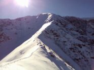 Discesa dalla cresta nord; a sx all'ombra l'ultimo tratto della salita