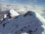 Dalla vetta sguardo indietro su anticima nord e il poco più basso Rocher Ferrier 