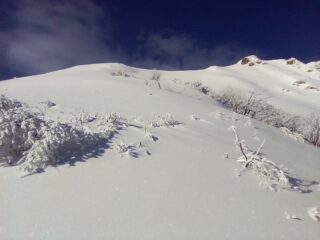 Pendio finale e vetta in alto a dx