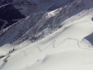 Dalla vetta la traccia sul pendio sommitale