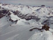 Il percorso di salita dalla breche della Crete des Bals (a sx)