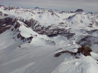 Il percorso di salita dalla breche della Crete des Bals (a sx)