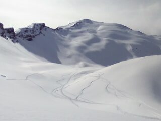 A sx si intravede la breche di salita; discesa sul pendio centrale su neve spettacolare
