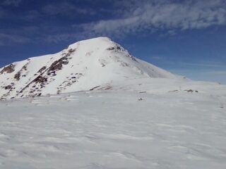 L'ampia spianata del colle e il ripido pendio sommitale