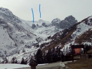 La gita vista dal rifugio:  il caratteristico scudo roccioso e il Parvo  