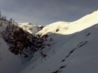 Il traverso su pendio ripido verso il masso isolato