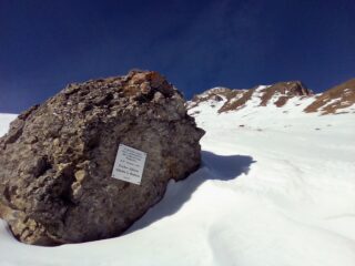 Il masso con la targa