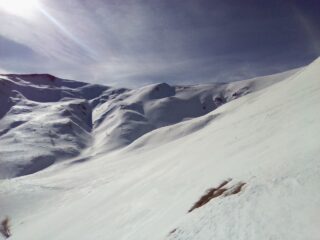 Dopo il masso pendii più facili verso Colle Morina