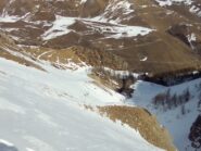 Il traverso ripido in discesa; al centro a sx la sella 1960  