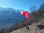 Un parapendio sta per prendere il volo.