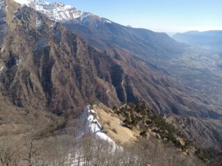 La singolare posizione del bivacco vista dalla cima.