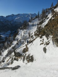 In salita sulla cengia che evita il salto centrale