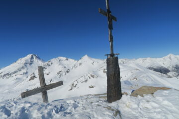 dalla Punta Chaligne la cresta per raggiungere il Mont de la Tsa, all'estrema sinistra il Fallere