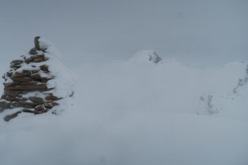 l'anticima con vista sul Monte Rosso di Vertosan che emerge dalle nebbie