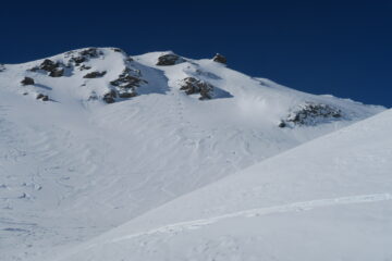 il canalino visto da sotto, sulla destra il pendio dove più tardi hanno fatto staccare una slavina