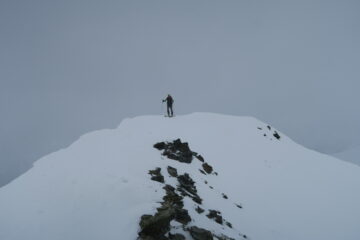 poco prima delle 11,00 in cima con leggero nevischio