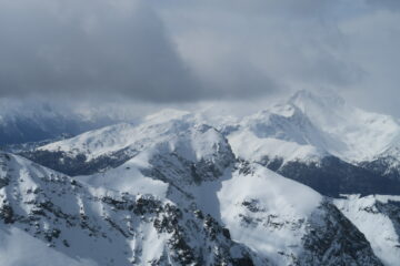 al centro la Becca di Viou 