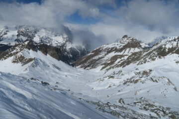 l'alta valle di Bionaz sotto le nuvole