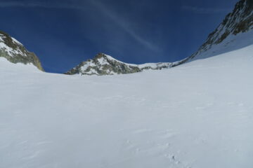 sul ghiacciaio con la cima sullo sfondo
