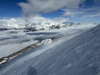 Il primo pendio sotto la vetta OCCHIO AI SASSI, ma si riescono ancora ad evitare