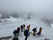 In vetta alla cappella (chiusa per restauro) preparativi per la discesa