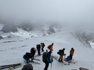 In vetta alla cappella (chiusa per restauro) preparativi per la discesa