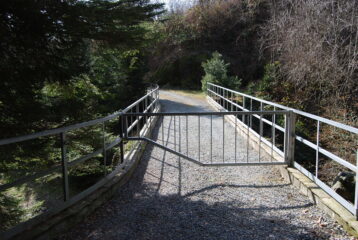 Il cancello sul ponte dell’Oremo, lato strada da Chiavolino, che vieta il collegamento col D41