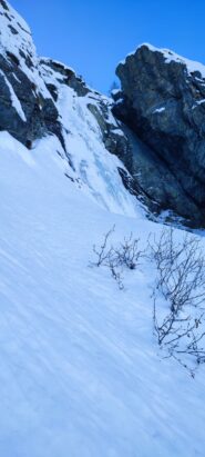 L3. Non siamo riusciti a trovare S2 per cui fatto sosta su ghiaccio in salita e su albero in discesa