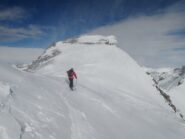 Verso la cima tra folate di vento